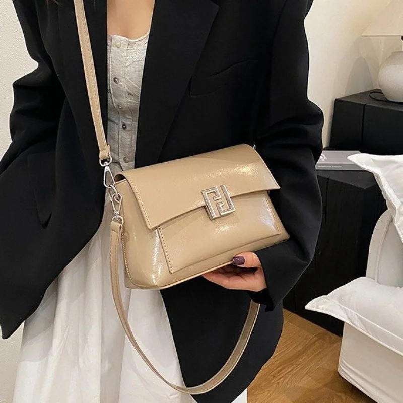 حقيبة ساعي كاجوال عصرية أنيقة للنساء للركاب ذات سعة كبيرة للعمل والترفيه مع شعار الحروف