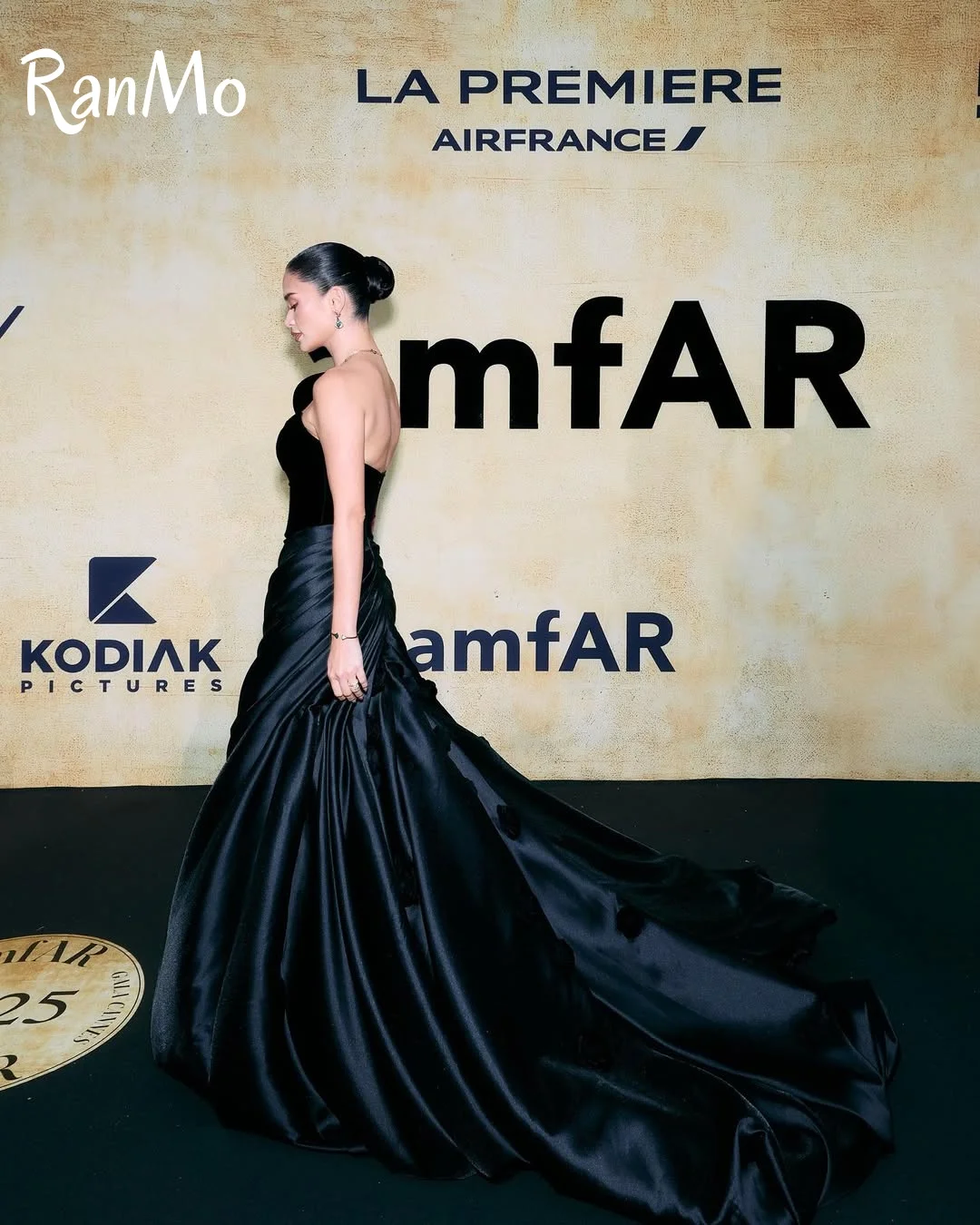 Ranmo 2025 فساتين سهرة أنيقة من الساتان الأسود بطول الأرض حورية البحر بدون حمالات بدون أكمام فستان حفلات مخصص للحفلات