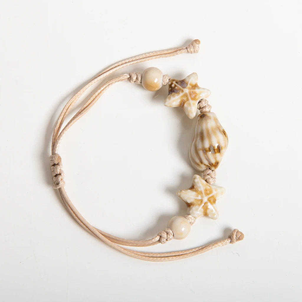 صدف من السيراميك الأبيض مصنوع يدويًا وسوار من الخرز على شكل نجمة قابل للتعديل من حبل الشمع على طراز الشاطئ الساحلي للأزواج والأصدقاء
