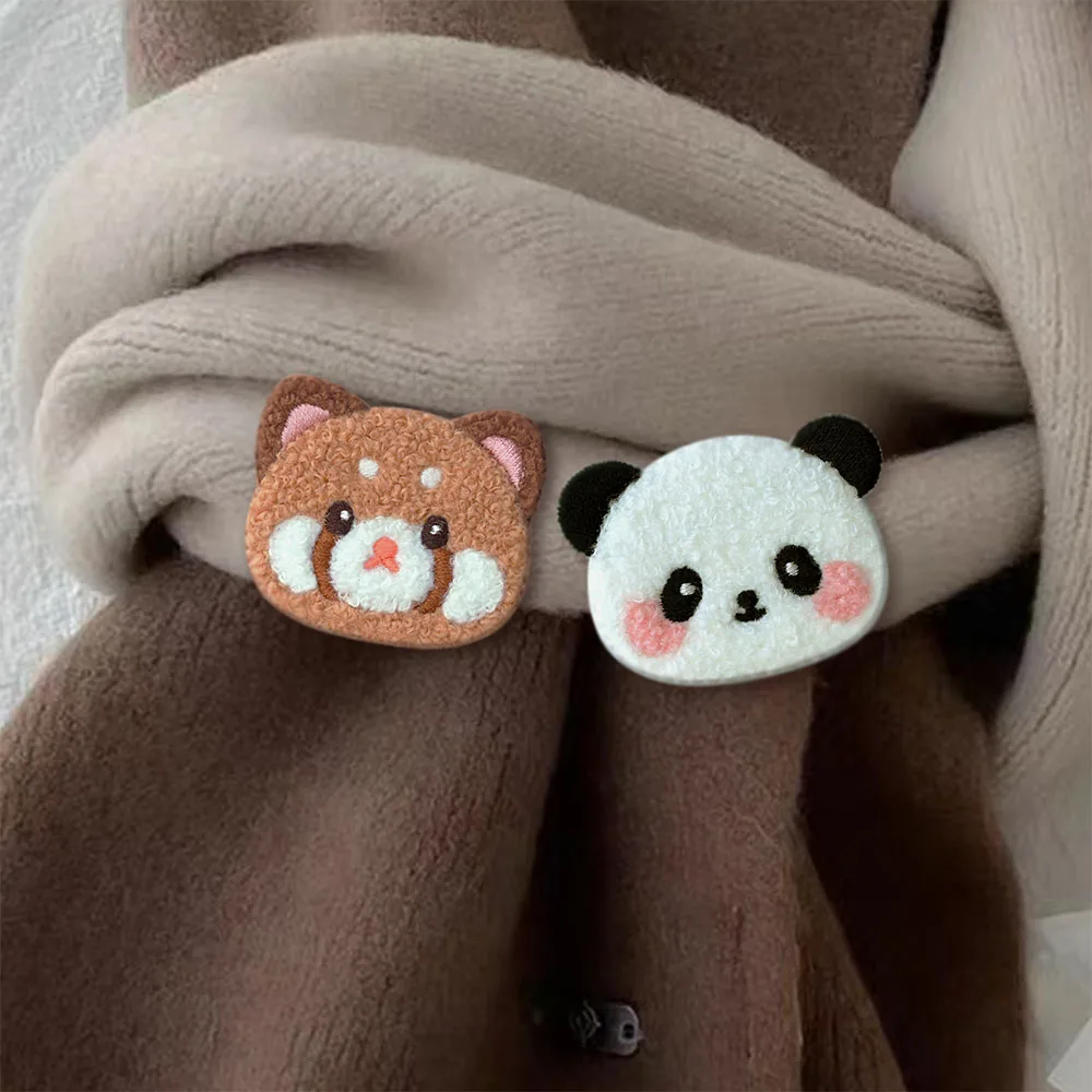 Patch di peluche Panda per abbigliamento bambini Applique autoadesiva spille Patch antigraffio sui vestiti borsa decorativa per cellulare