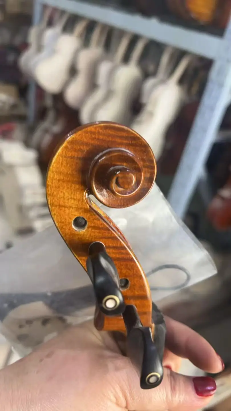 ممارسة الكمان على الطراز الإيطالي على شكل قرع مصنوعة يدويًا بنمط النمر الطبيعي وأداء الدرجات