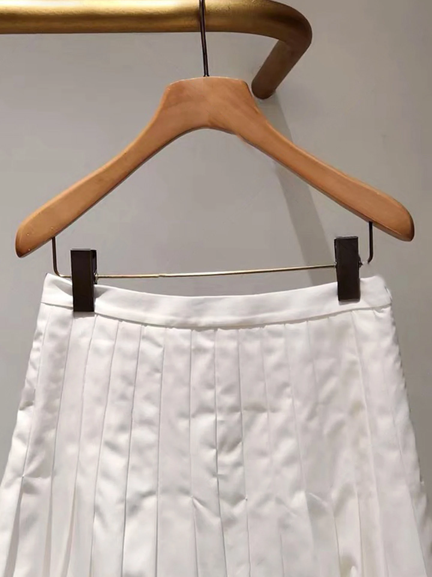 

Ele High Waist Pleated Skirt in White Gentle Sle for Women Commute Simple Sle Garment Pleated Fabric A-Line Skirt