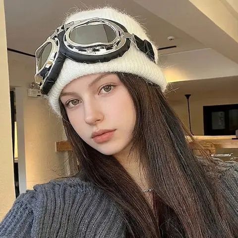 Bonnet d'hiver en tricot blanc duveteux avec lunettes, pour le ski en plein air, résistant au vent, thermique, avec décor de lunettes de ski.
