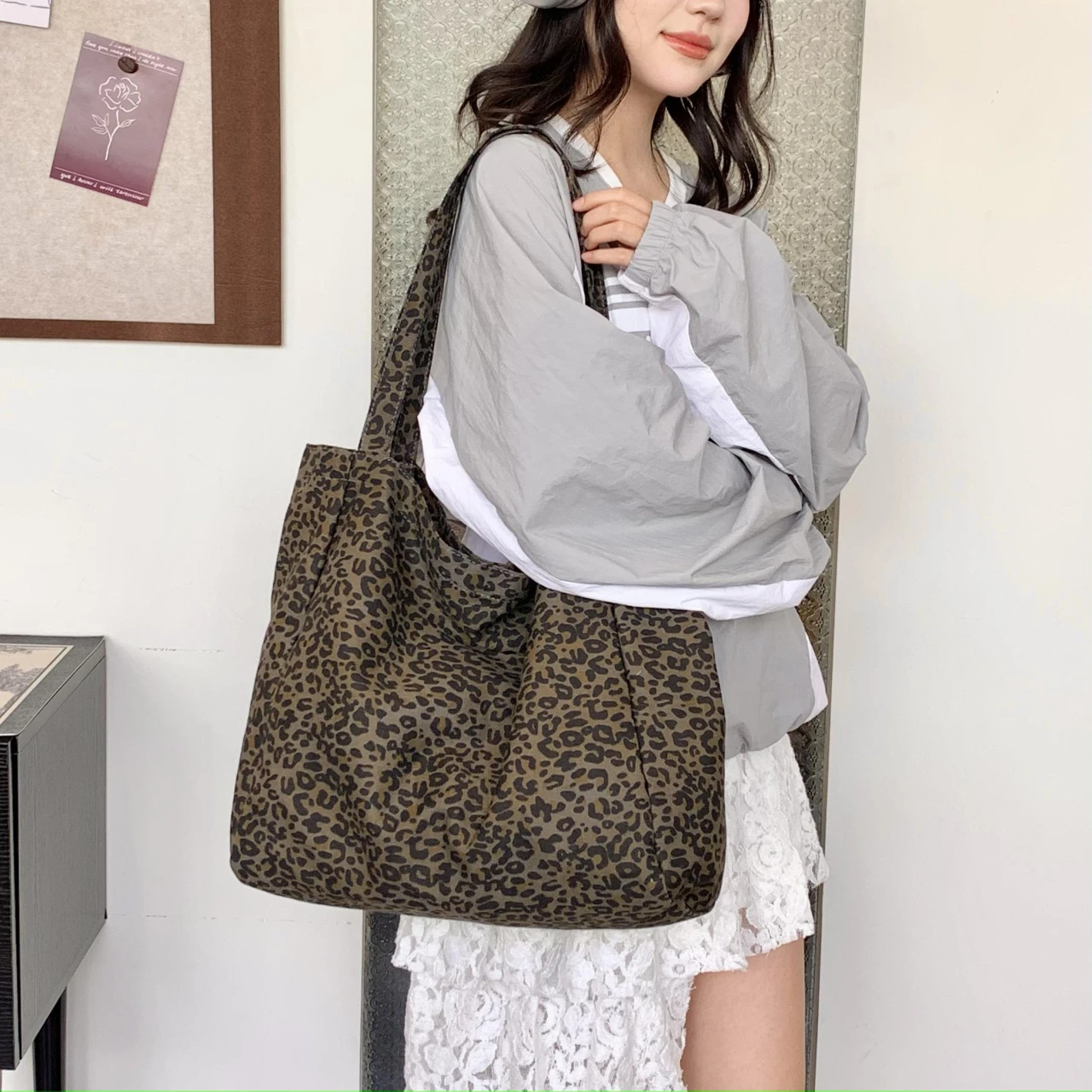 Large capacity leopard canvas bag, fashion trend practical, multi-functional niche shoulder bag