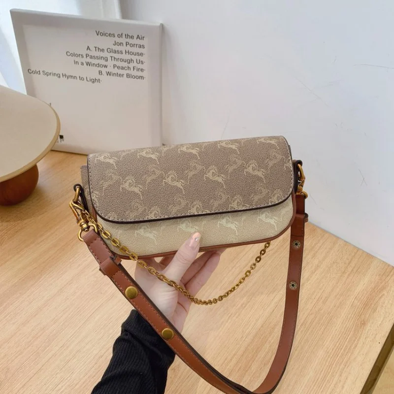 

Women Leather Look Messenger Bag PU Material Adjustable Strap Ideal for Daily Wear and Travel Needs