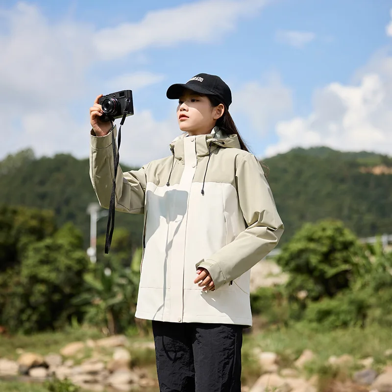 سترة نسائية مقاومة للرياح مقاومة للماء 2025 ملابس خارجية شتوية جديدة واقية عصرية متعددة الاستخدامات للتنقل معطف 2 في 1