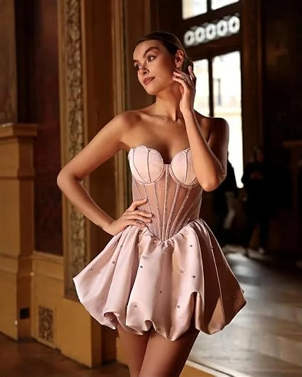 Vestidos cortos de satén personalizados para fiesta de bienvenida para adolescentes, minivestidos de cóctel sin tirantes con cuentas, vestidos de fiesta sin espalda de línea A