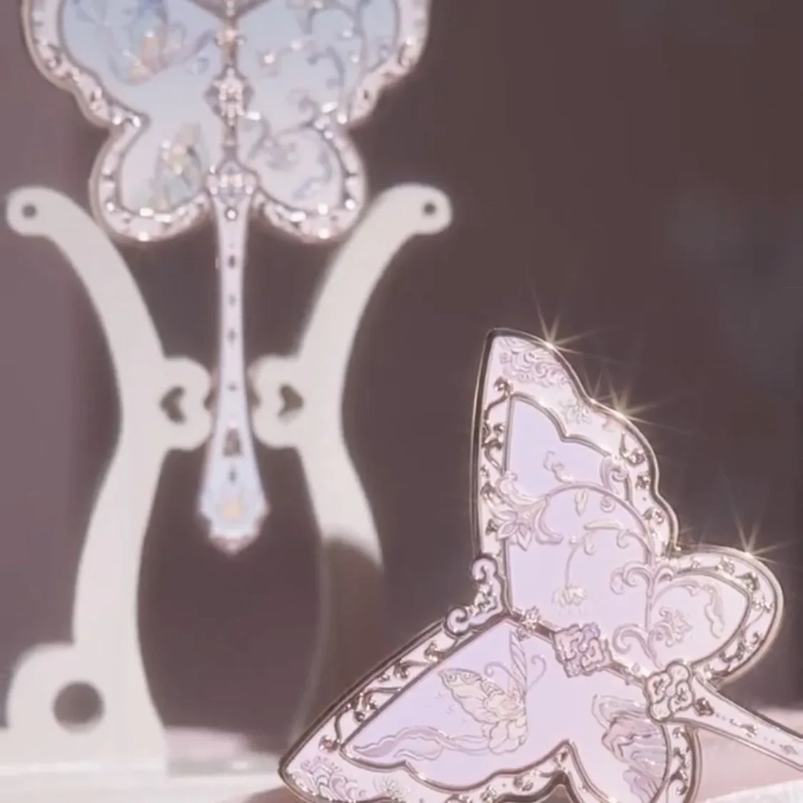 Flower Knows 8th Anniversary Butterfly Makeup Handspiegel Flower Window Prachtig reliëf antieke stijl draagbare make-upspiegel