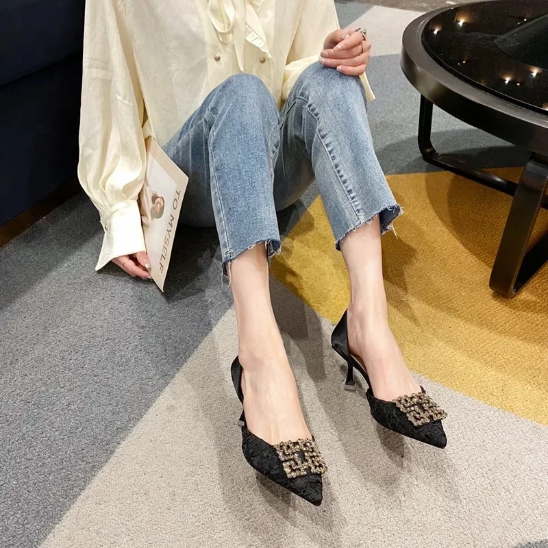 Chaussures simples en soie pour femmes, chaussures simples à boutons carrés et diamants d'eau, talons hauts pointus polyvalents, talons fins, chaussures de travail à bouche peu profonde, nouvelle collection
