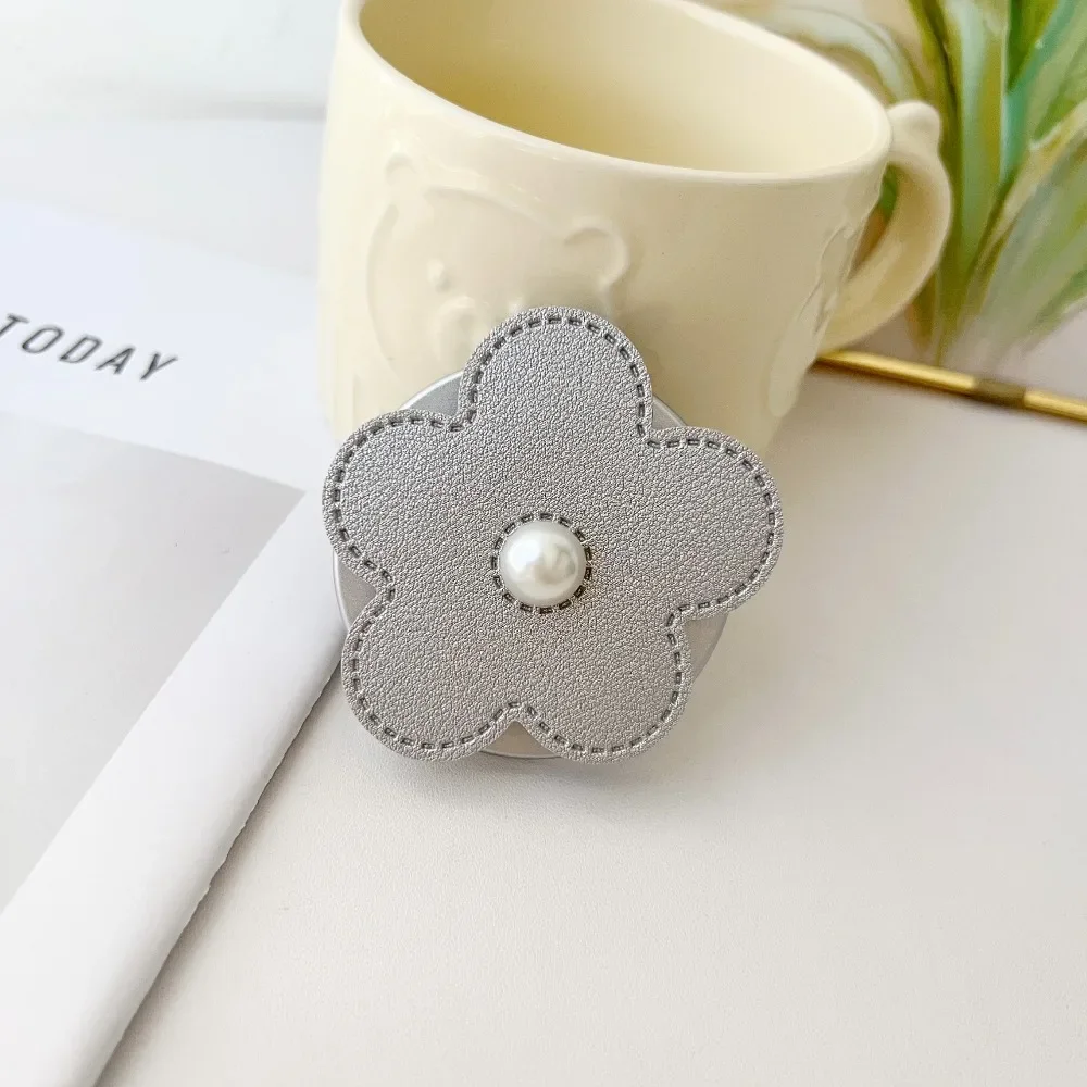 Etui na telefon z imitacji skóry z kwiatem, składany uchwyt dla leniwych, pasuje do magnetycznego uchwytu na telefon iPhone 17