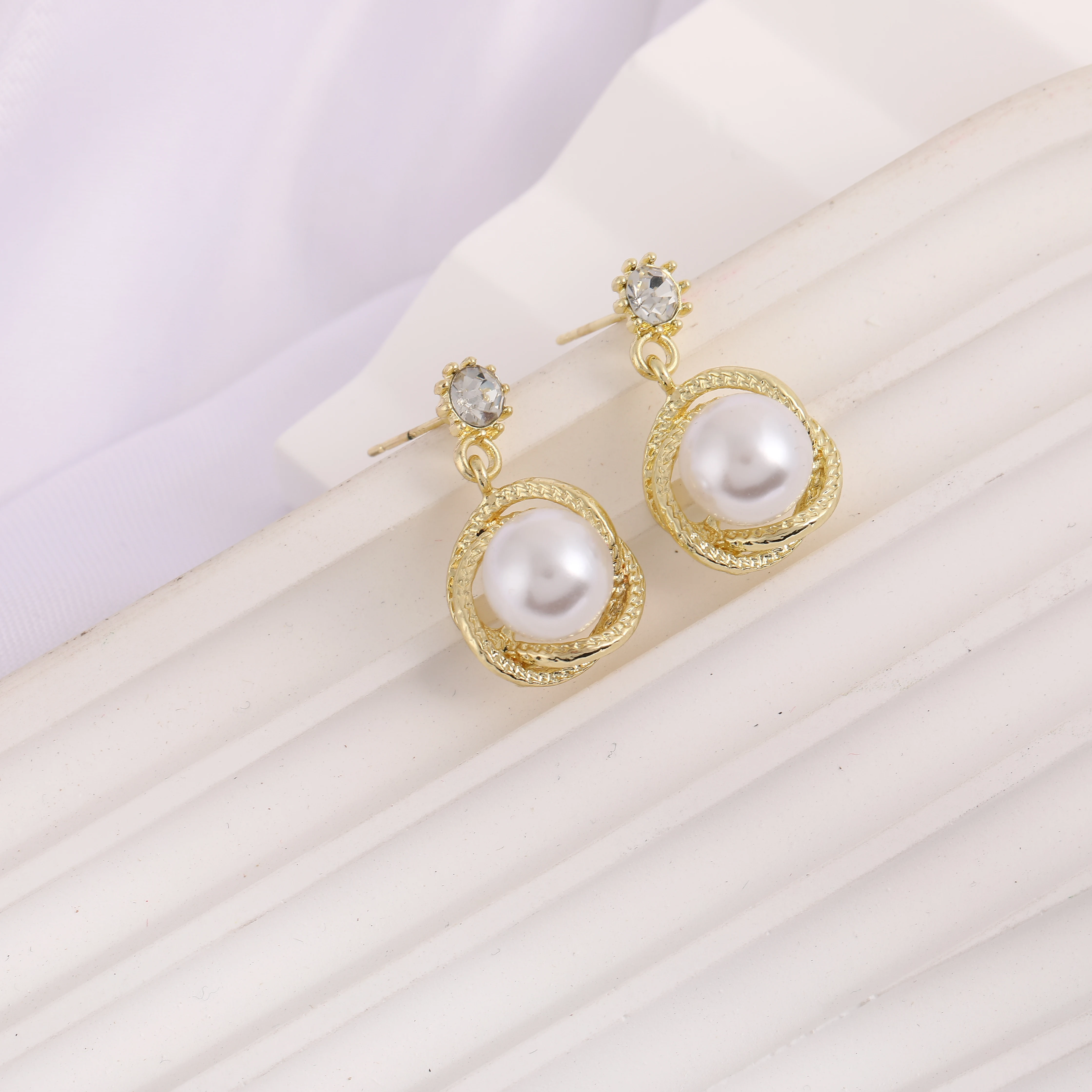 New Exquisite Surround Hollow Imitation Pearl Earrings Vintage Elegant Square Crystal Earrings Women's Fashion Jewelry Gifts