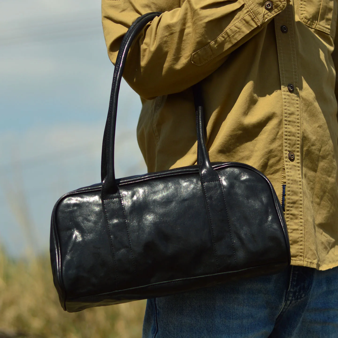AETOO Handmade retro full-grain cowhide shoulder bag with underarm strap for women's business use. Leather bowling bag with dist