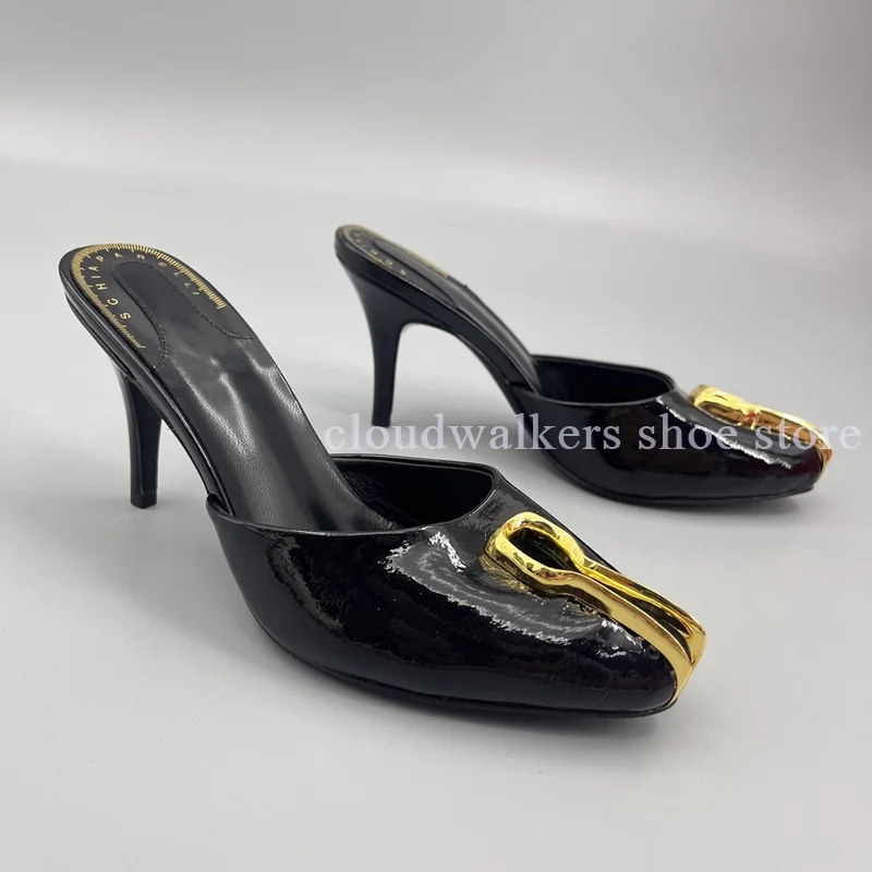 Pantoufles en cuir verni noir et blanc à bout rond, décor en métal de forme spéciale, pantoufles élégantes à enfiler pour fête d'été pour femmes