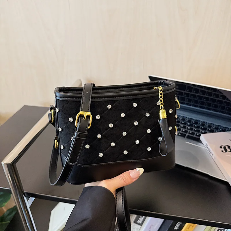 

2025 Vintage Chain Bag, Niche Shoulder Purse for Women, Minimalist Commuter Crossbody, Chic Day to Night Tote Textured Sling Bag