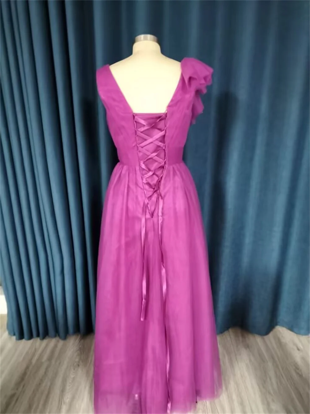 フクシア-女性のためのVネックウエディングドレス,セクシーなふくらんでいるチュール,3D花のサイドスリット,長くてフォーマルなイブニングドレス,ラインパーティードレス,カスタマイズ