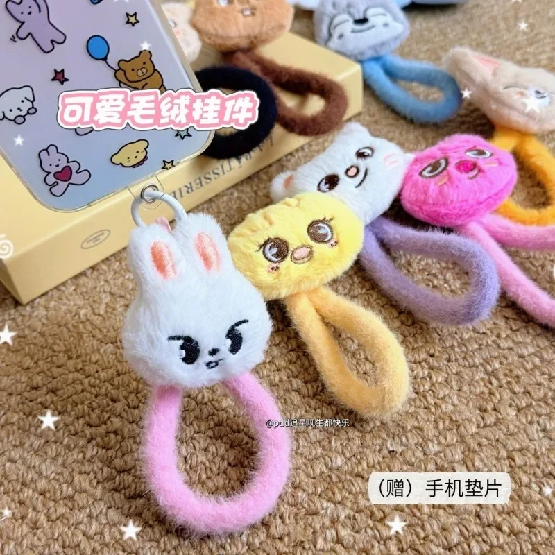 La última cadena para teléfono con colgante skzoo para 2025 es resistente y linda, con muñecos llavero y accesorios estilo estrella.