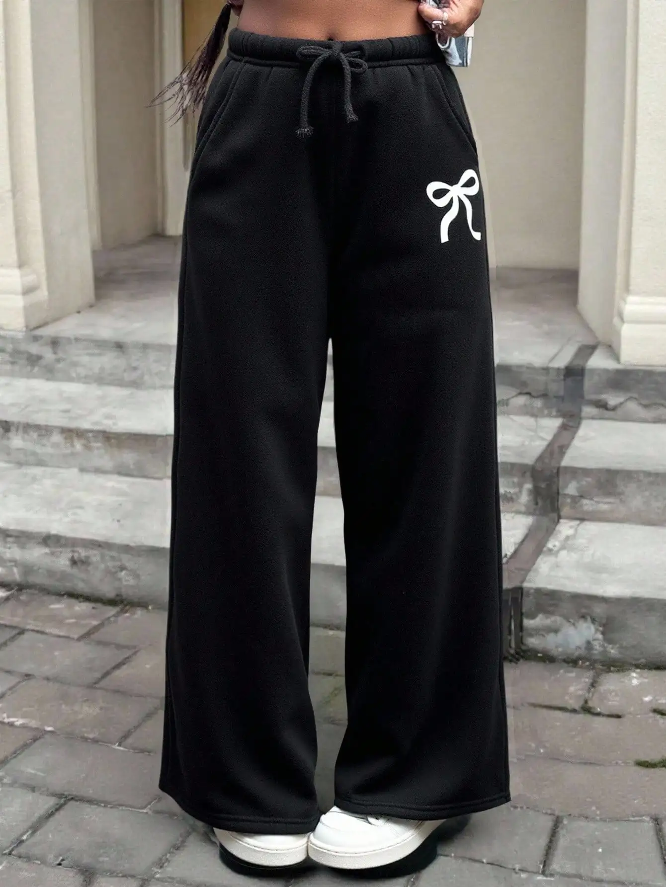 

Черные широкие спортивные брюки с белым принтом в виде бантиков для подростков, удобные повседневные брюки свободного кроя