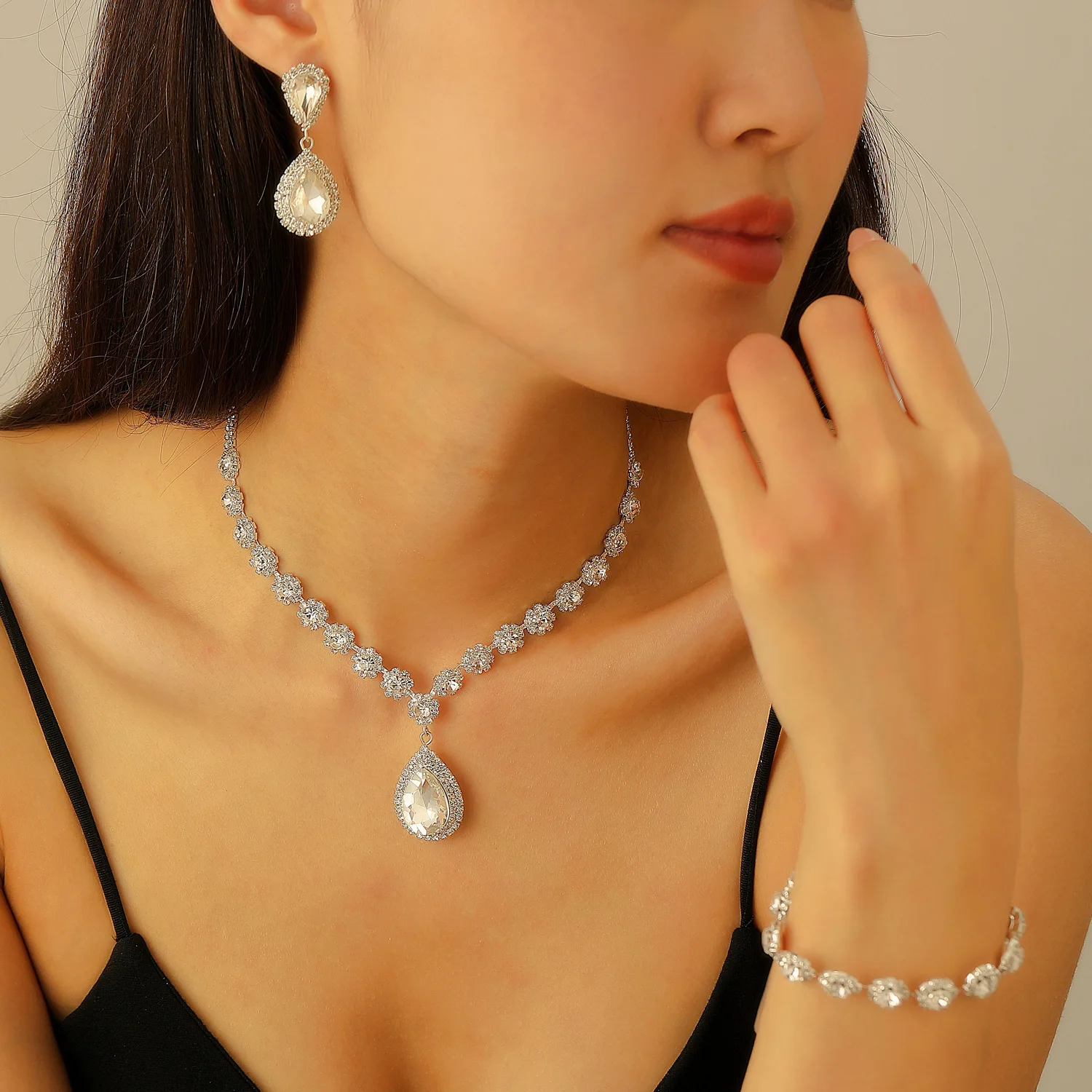 

zircon water drop three-piece set women's exaggerated full crystal dress necklace is fashionable and simple bridal jewelry.