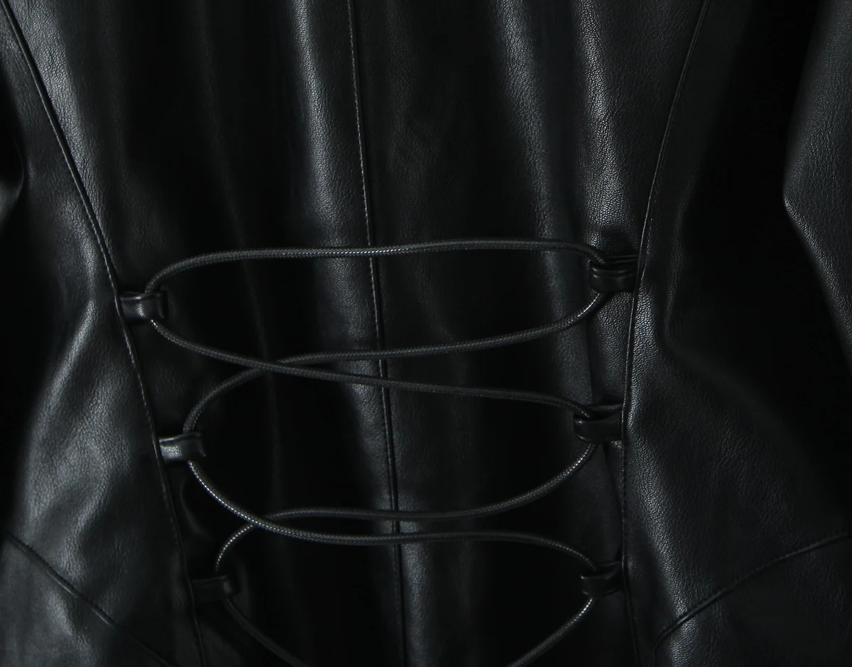 2025 موضة المرأة كبيرة فو الفراء التلبيب طوق سترة بولي يوريثان مثير الصليب جلد حتى سليم الظهر الخصر معطف جلد المحاصيل ملابس خارجية أسود