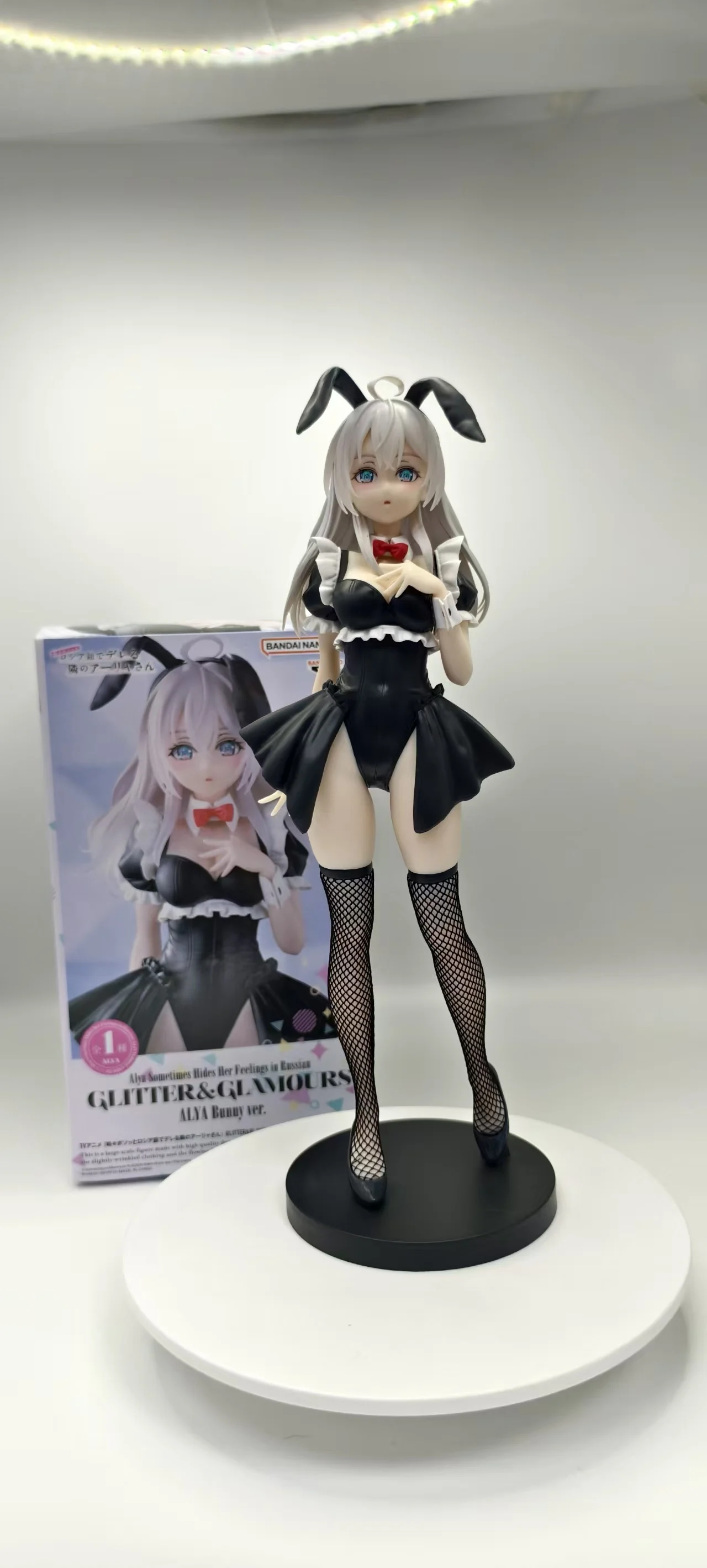 

Японская версия, в наличии. Бандай сидит рядом с одноклассницей Элли, держа фигурку.