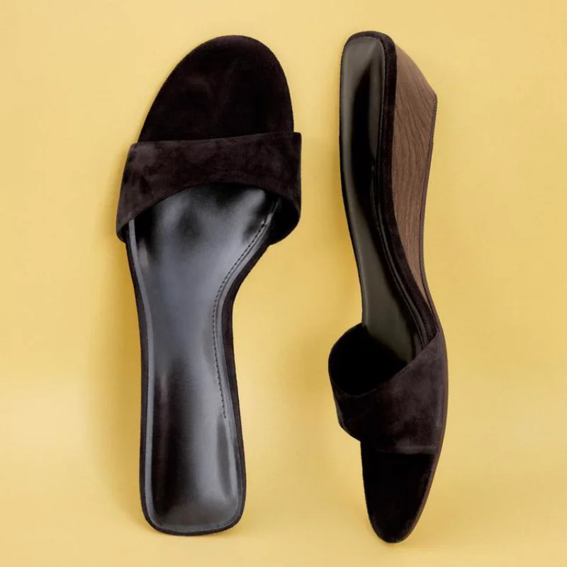 

2025Новые высококачественные брендовые дизайнерские летние женские модные шлепанцы с открытым носком, элегантные шлепанцы на танкетке, женская вечерняя обувь для вечеринок