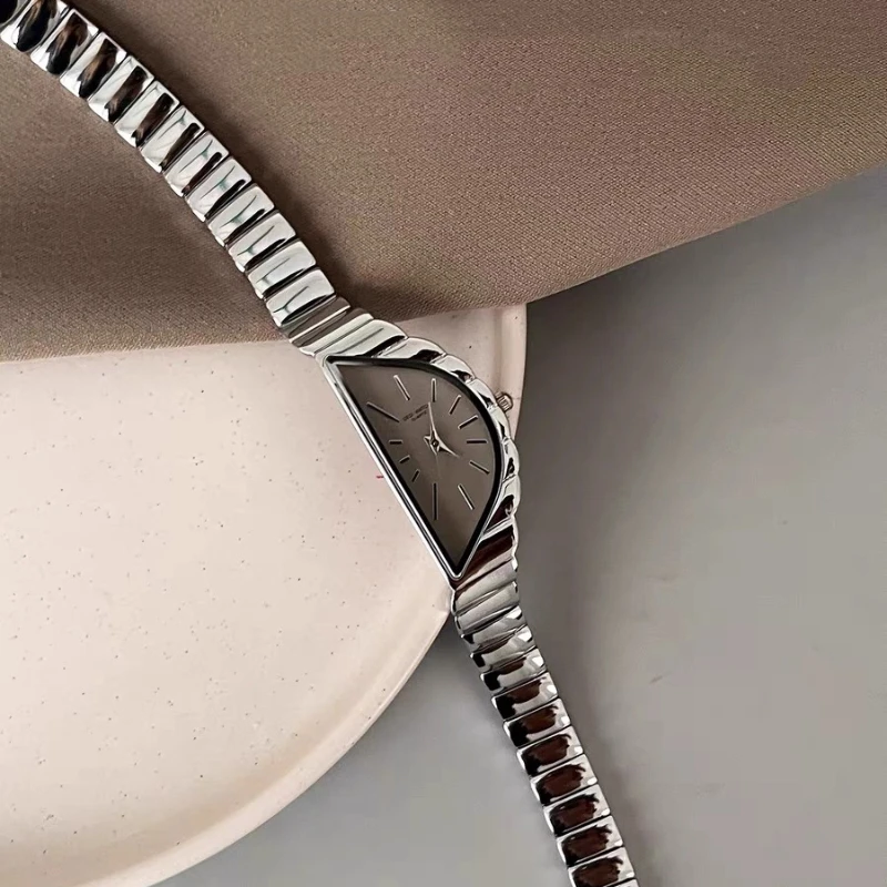 Jam Tangan Wanita Mewah 2025 Jam Tangan Emas Bentuk Unik Jam Tangan Premium Unik Jam Tangan Desainer Wanita Bahan Stainless Steel Quartz Hadiah