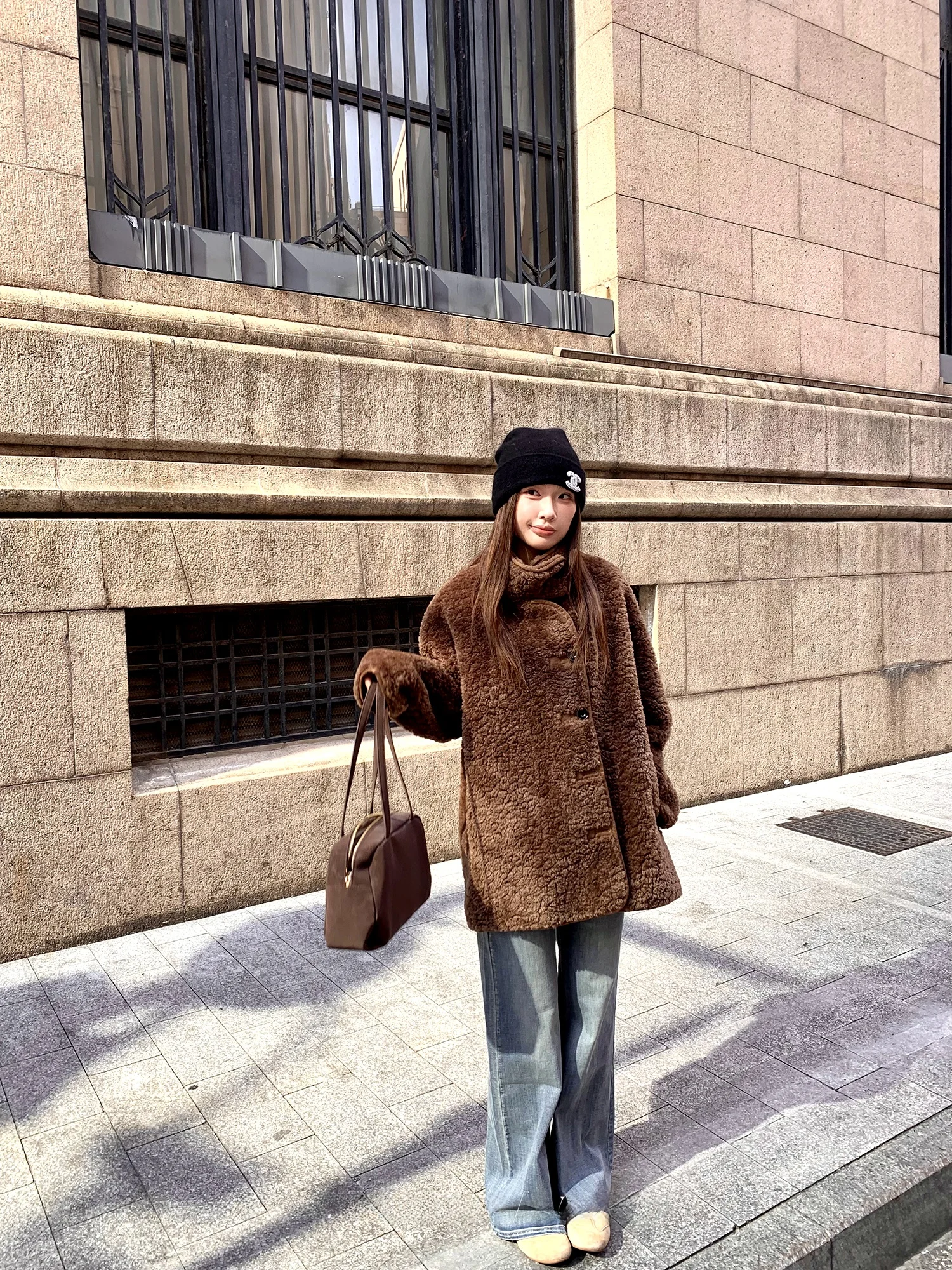 

Утепленная женская куртка с воротником-стойкой из меха, винтажный стиль, комбинированная из кожи и меха, теплая и экологичная