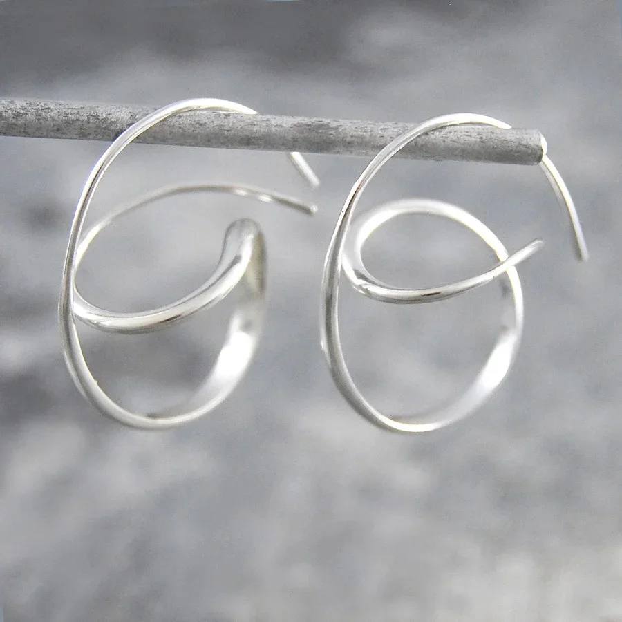 Einfache, modische, silberfarbene Metall-Ohrhänger, geometrische, ästhetische, asymmetrische Design-Ohrringe für Frauen, Persönlichkeitsschmuck