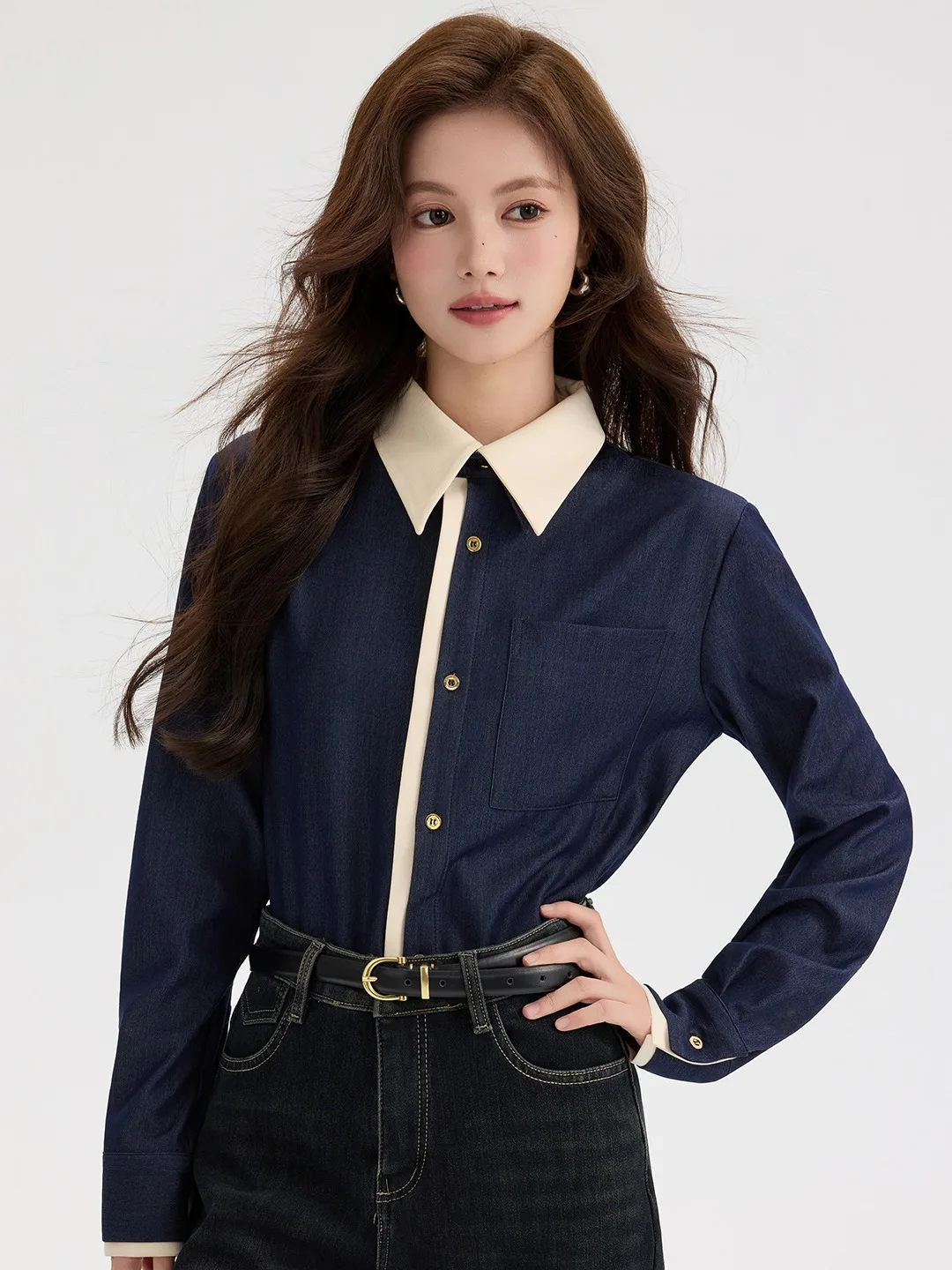 Modna damska bluzka z długim rękawem, zapinana na guziki, stylowa koszula na jesień.