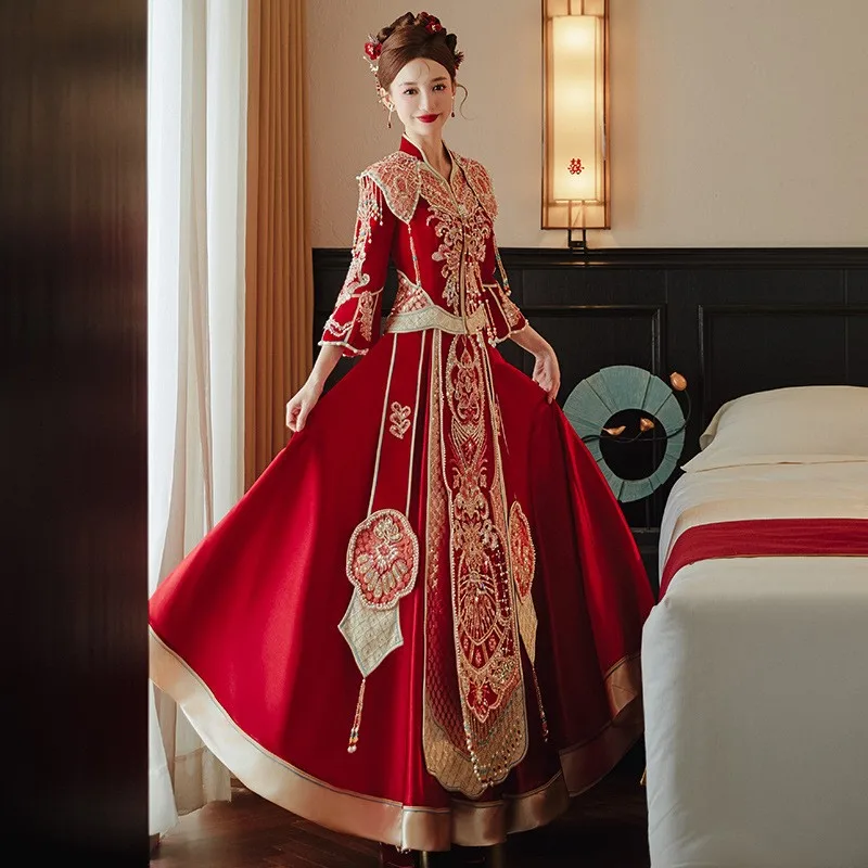 A new high-end custom Chinese wedding dress with velvet featuring dragon and phoenix gown