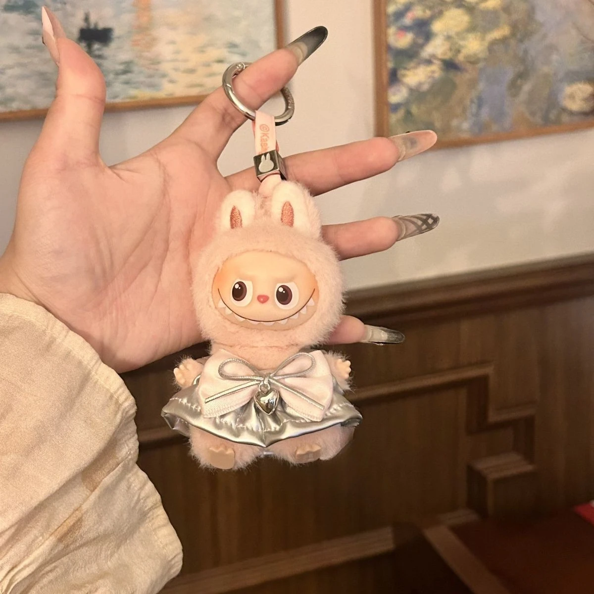 

Для 10,5 см Labubu 4,0 мини-кукла с кроликом для девочек, наряд в рубчик, белая, серая футболка с леопардовым платьем, аксессуары для кукол, одежда Labubu