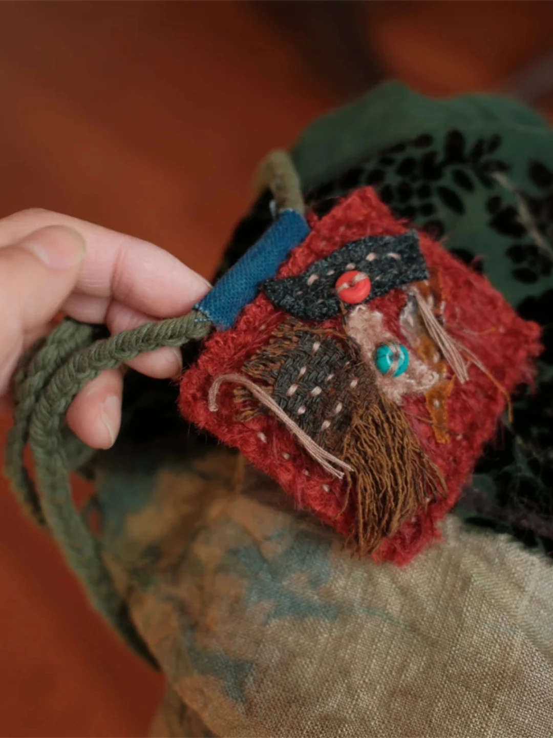 レトロな手作りウールタッセルネックレス-エスニックスタイル-パッチワーク刺繍装飾品-ユニークな個性アクセサリー