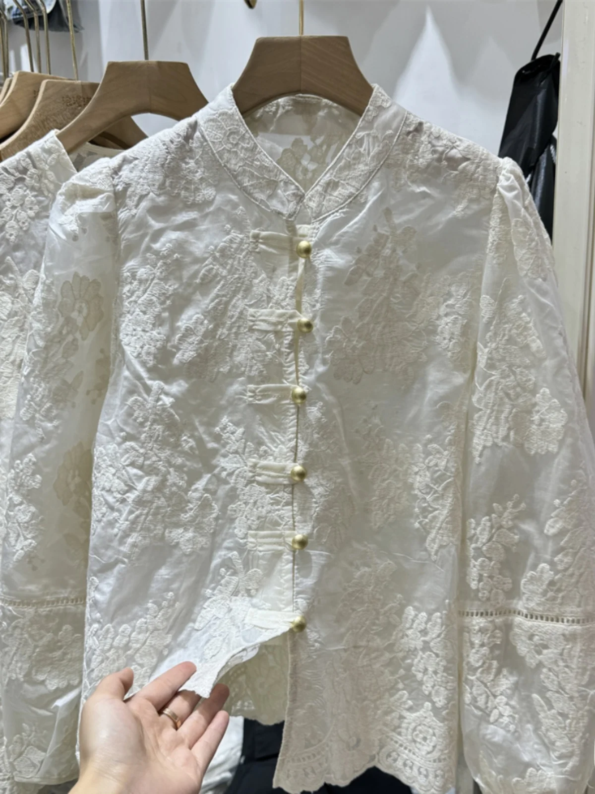 

Женская свободная блузка с пышными рукавами и кружевом, с вырезами, на пуговицах, винтажный стиль, для повседневной носки, больших размеров, осенний тренд