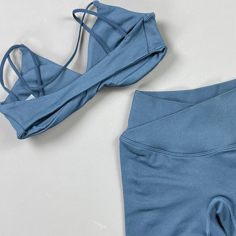 2-teiliges Damen-Workout-Set: High-Waist Cross Flare Leggings und Neckholder-Sport-BH – Schnelltrocknendes, figurformendes Gym-Trainings-Outfit – Detail 12