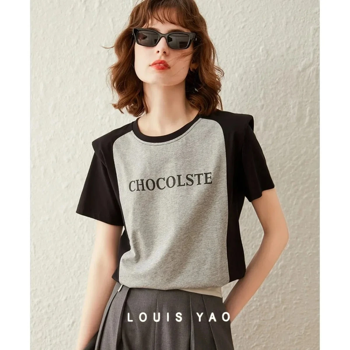 

LOUIS YAO Splicing Shoulder Pad Design Women's T-shirt 2025 Summer Letter Pattern Top Fashion Round Neck Short Sleeve Tees