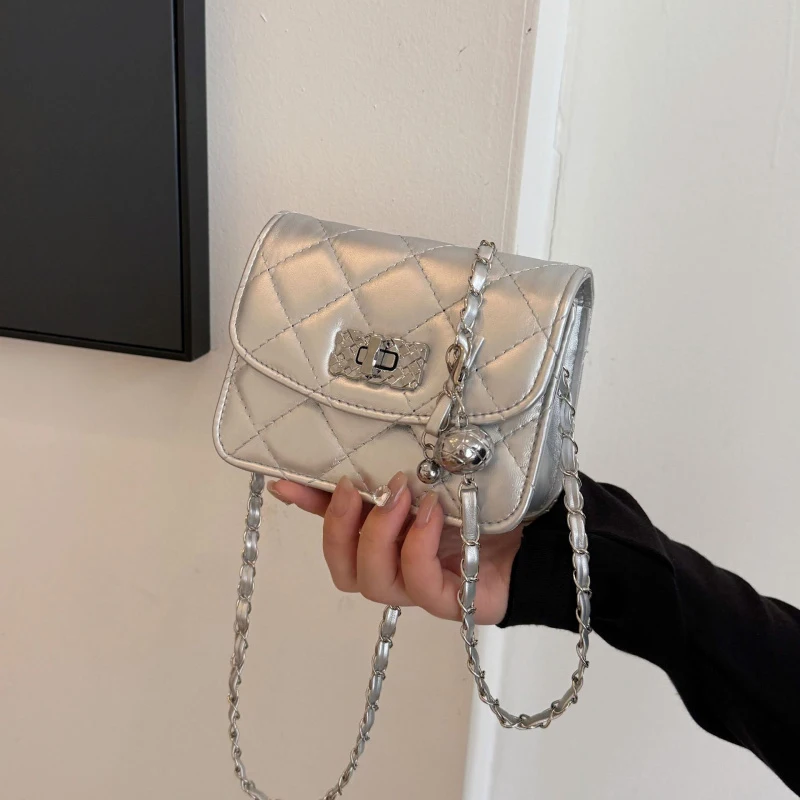 

Классическая маленькая квадратная сумка с цепочкой и ромбовидным узором, с изысканной застежкой, подходит для ношения на плече или через плечо.