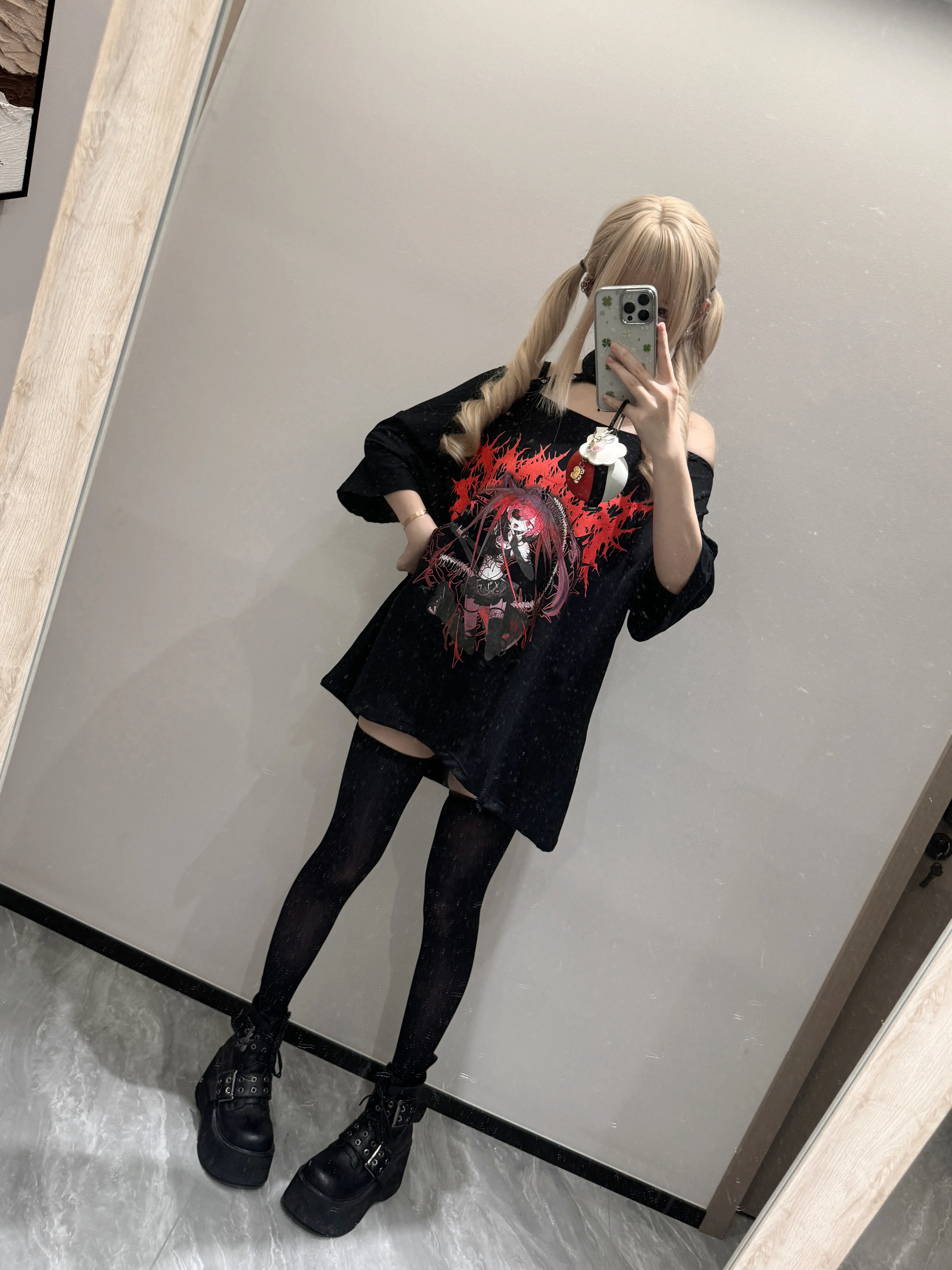 Subkultura Punk Top Lato 2025 Dziewczęca Słodka Fajny Top z Odkrytymi Ramionami na Szyję z Krzyżowym Chokerem Japoński Styl Anime Nadruk T-Shirt