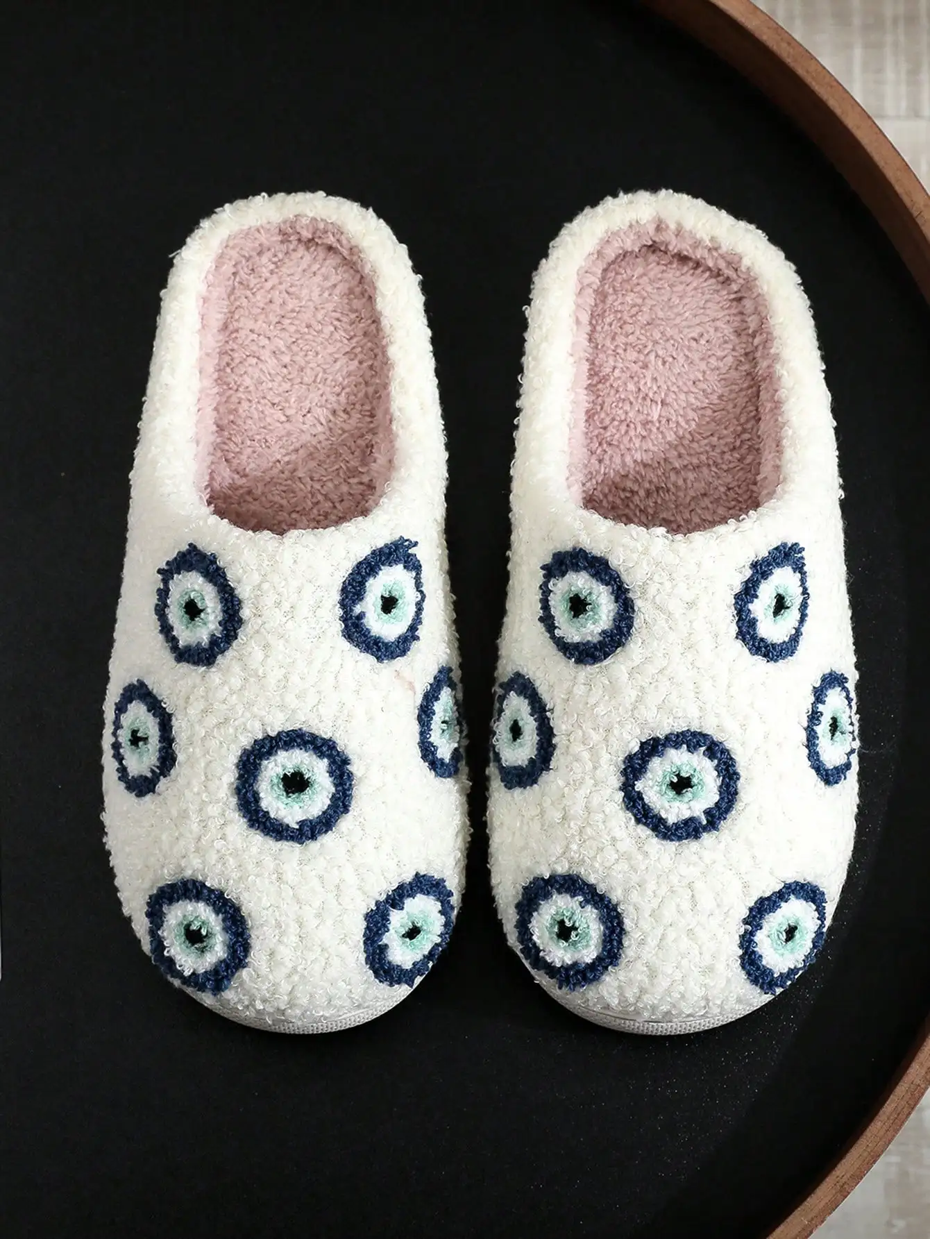 

2026 New cartoon blue small eye slippers, women's slippers, anti-slip, warm and comfortable winter slippers, plush slippers, hom
