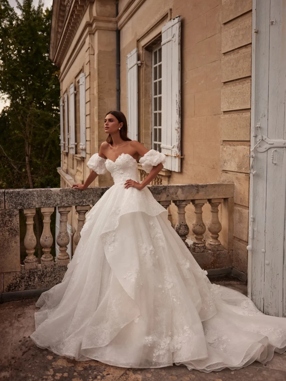 Glänzendes Spitzen-Hochzeitskleid mit 3D-Blumen und abnehmbarer Schleppe, romantisches Brautkleid mit herzförmigem Ausschnitt, neue maßgeschneiderte Kleider für die Braut