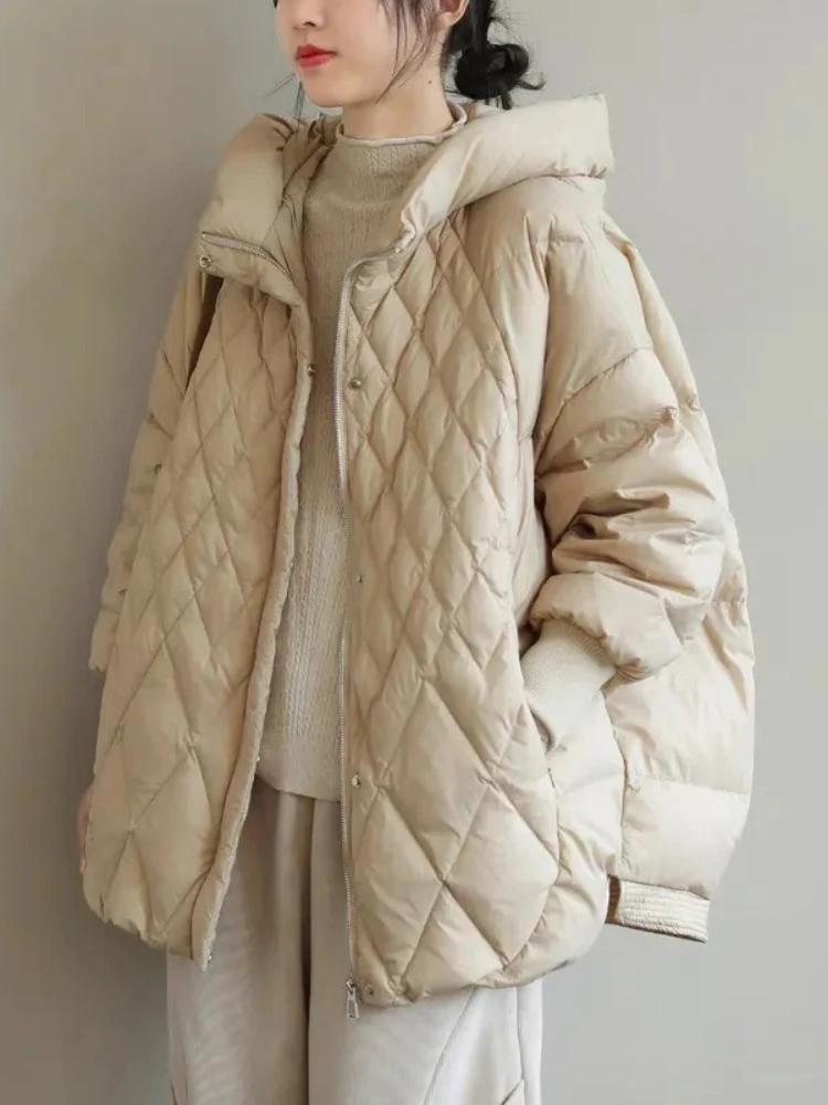 เสื้อแจ็คเก็ตดาวน์ใหม่ปี 2025 สำหรับผู้หญิง เสื้อโค้ทกันหนาวแบบมีฮู้ดทรงหลวม ขนเป็ดขาว 90% เสื้อพัฟเฟอร์ลำลองสำหรับผู้หญิง เสื้อโค้ทกันหนาวหนา อุ่น สวมทับ เสื้อคลุมกันหิมะ