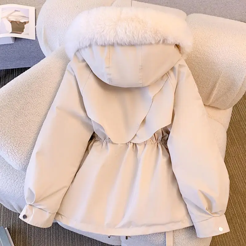 Hot 2025 Dames Nieuwe Winter Mode Warme Fleece Katoenen Jas met Westerse Stijl Taille Capuchon Kleine Man Imitatiebont Katoenen Jas