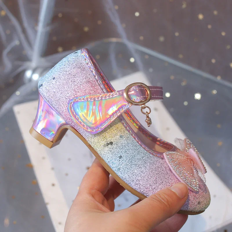 Glitzernde, elegante Mädchen-High-Heels in Regenbogenfarben mit Schleifenknoten, Prinzessinnen-Schuhe für Kinder, für Hochzeiten und Partys, hochhackig, schick, neu. – Detail 8