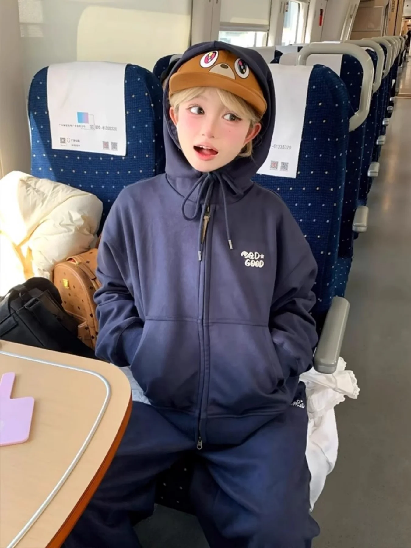 

Осенне-зимний флисовый комплект из двух предметов для женщин: утепленный, свободный крой, премиум-качество, стройнящий, универсальный, повседневный, в стиле «ленивый шик», однотонный кардиган с капюшоном в американском ретро-стиле