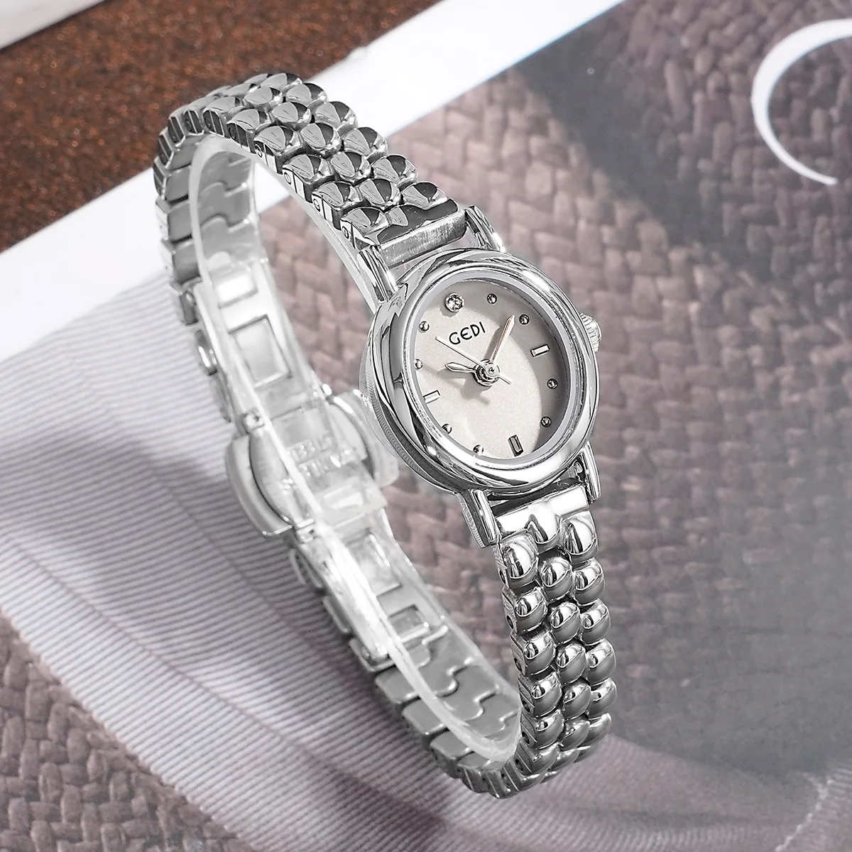 

CQ506 13103 Exquisite oval stainless steel strap women's watch with high aesthetic value, waterproof quartz watch, clock gift