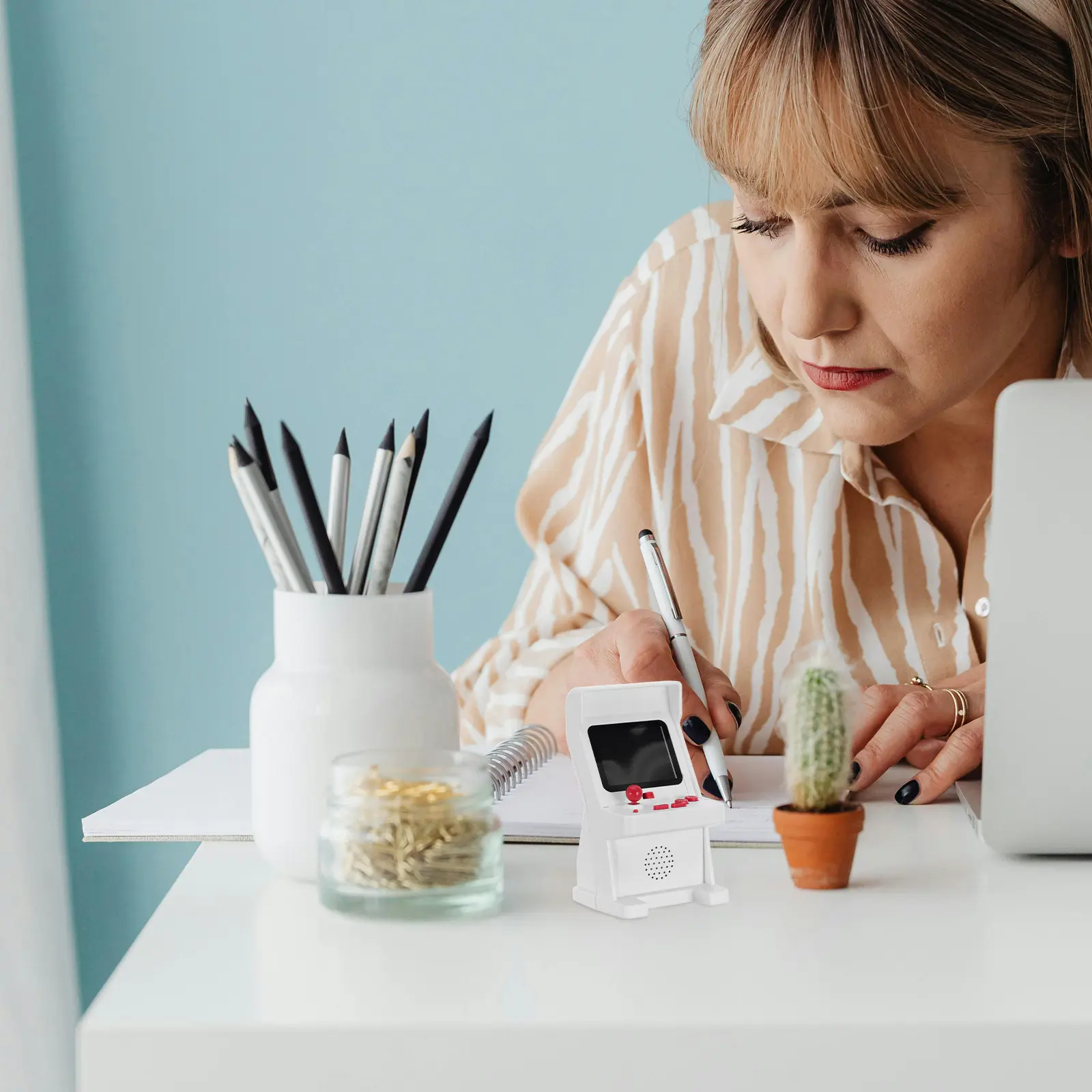 

Миниатюрная портативная игровая консоль в винтажном стиле, игровой видеоплеер с 120 встроенными играми, карманный размер