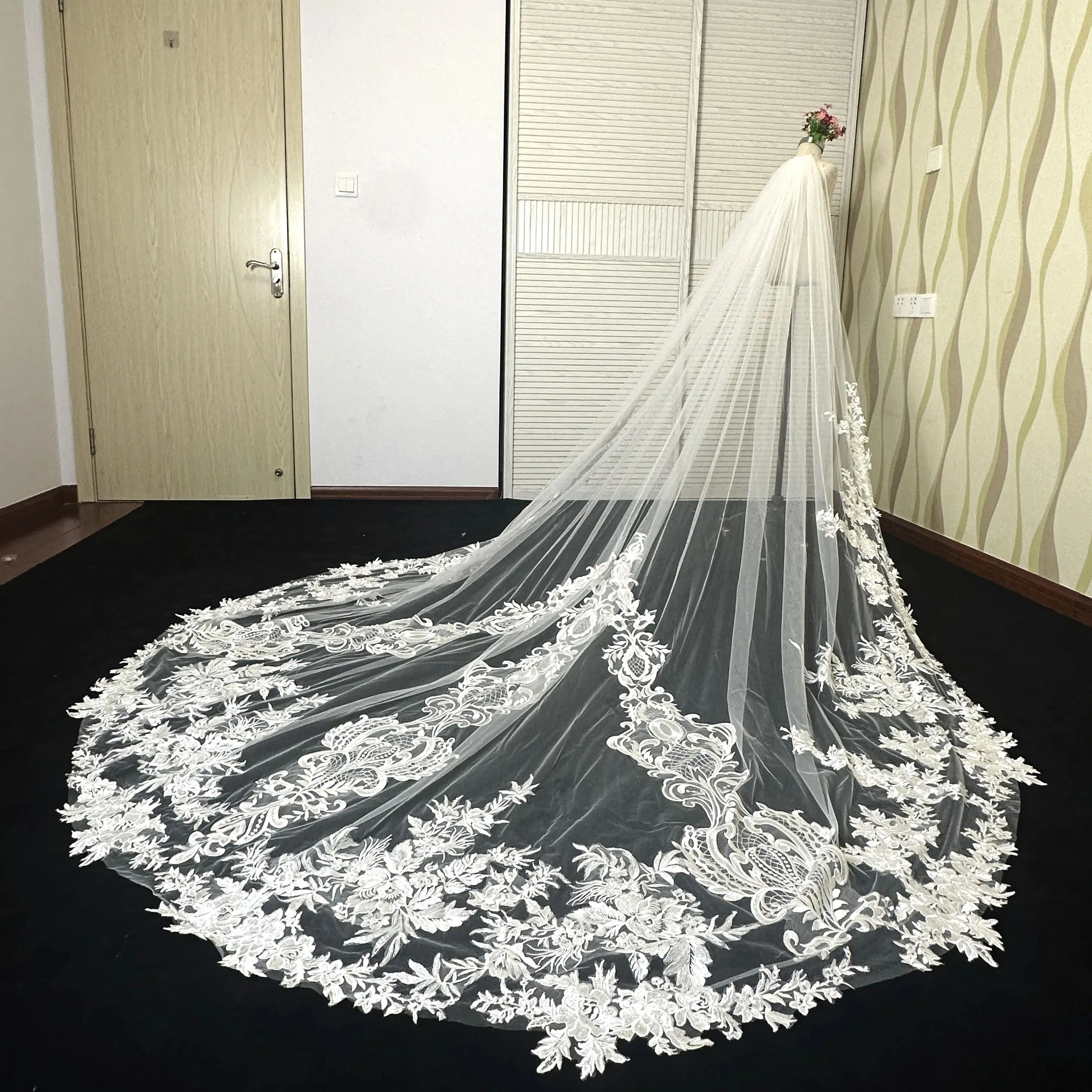 2024 Modern Luxurious Women's Wedding Veil Elegant Long Lace Appliques Cathedral Bridal Veil Charming Generous Cosas Para Bodas