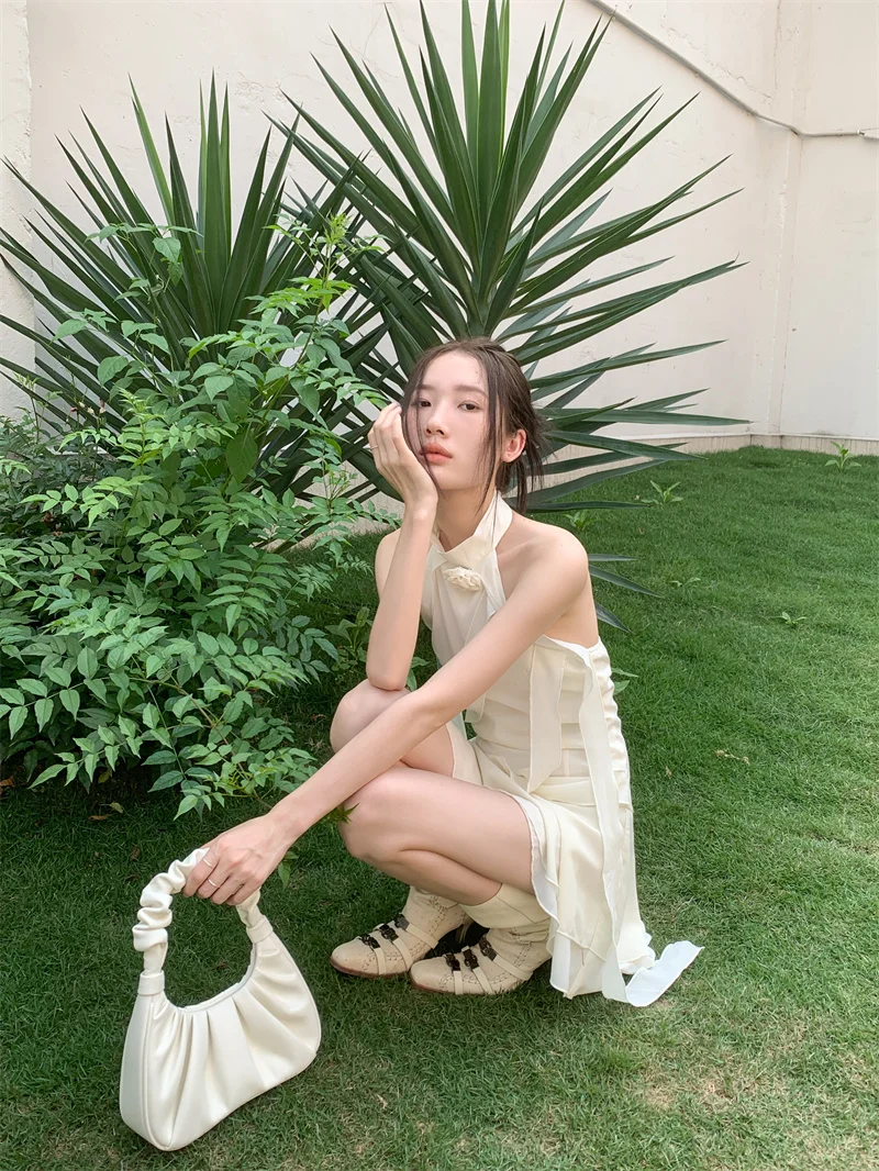 CHEERART Backless Ruffles Chiffon Beige Halter Neck Dress per le donne 2023 prendisole senza maniche Mini abito moda coreana