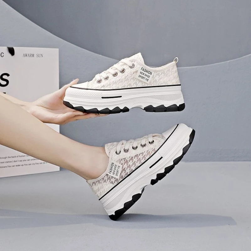 2025 الربيع والخريف جديد سميك وحيد الارتفاع زيادة تنفس شبكة رقيقة أحذية رياضية موضة أحذية الدانتيل غير رسمية للنساء