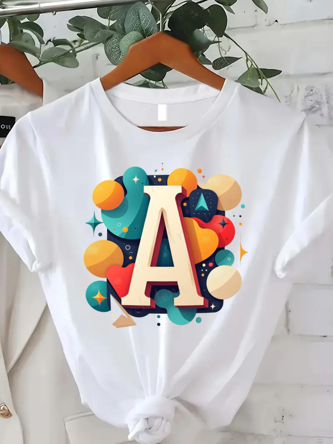 Wygodna damska koszulka z nadrukiem Kolorowa koszulka z grafiką litery A |   Zabawna i żywa damska koszulka na co dzień