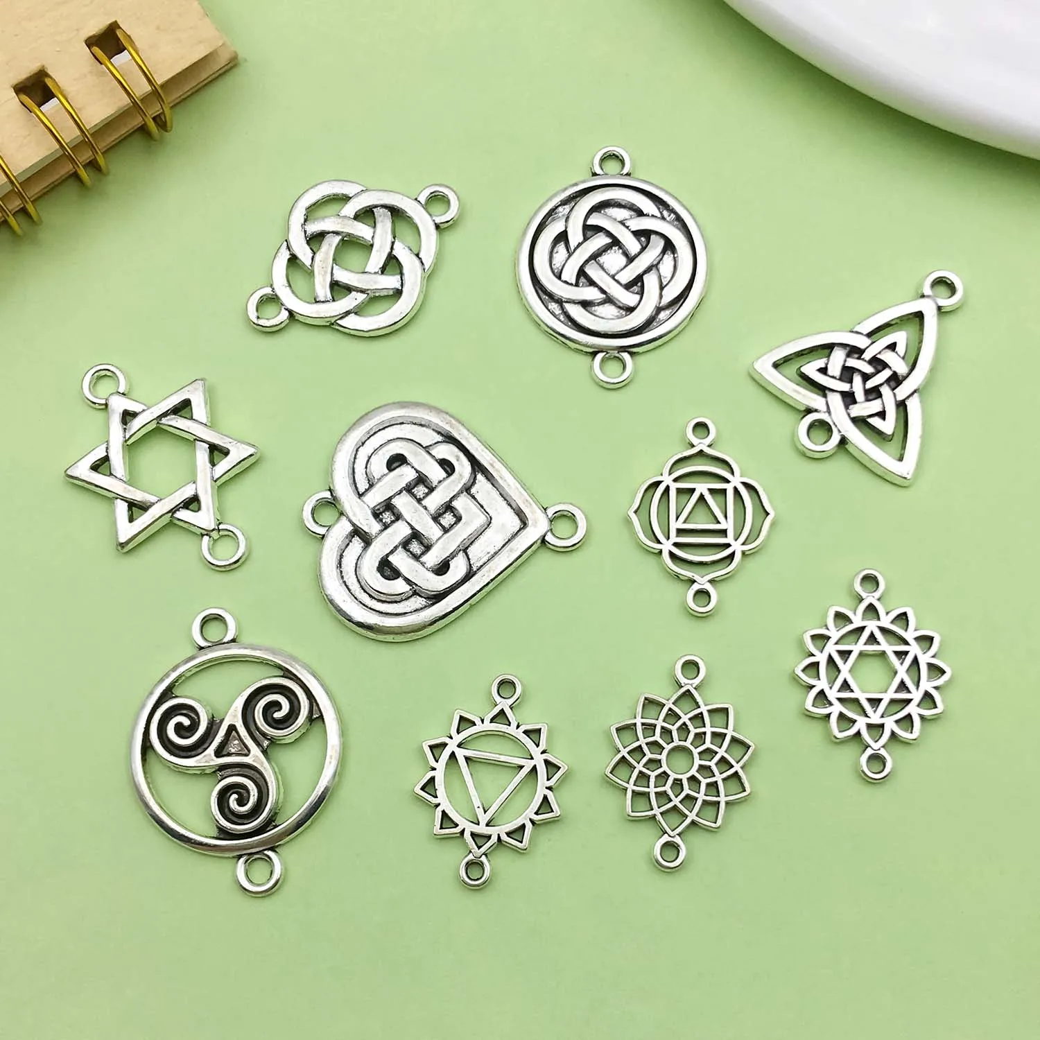 20pcs Antique Silvery Flower Connector Charms Alloy Celtic Knot Pendants for DIY Bracelets Necklaces Jewelry Making Accessories